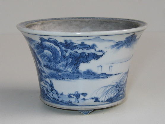 ♥中国製　【　青華　水孟　桐箱付き　】　書道具　染付　骨董品 中国 青花 花草文 長頸瓶 時代箱付 M R3646B